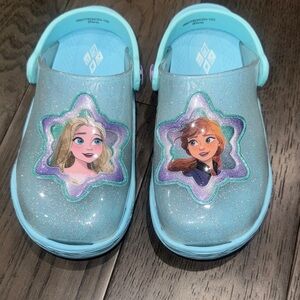 NWOT Frozen Kids glitter Clogs